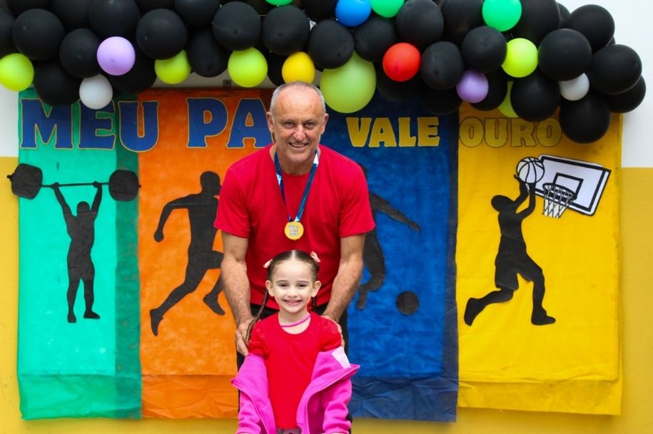 Filhos entregam medalhas de "Meu Pai Vale Ouro" em escola municipal