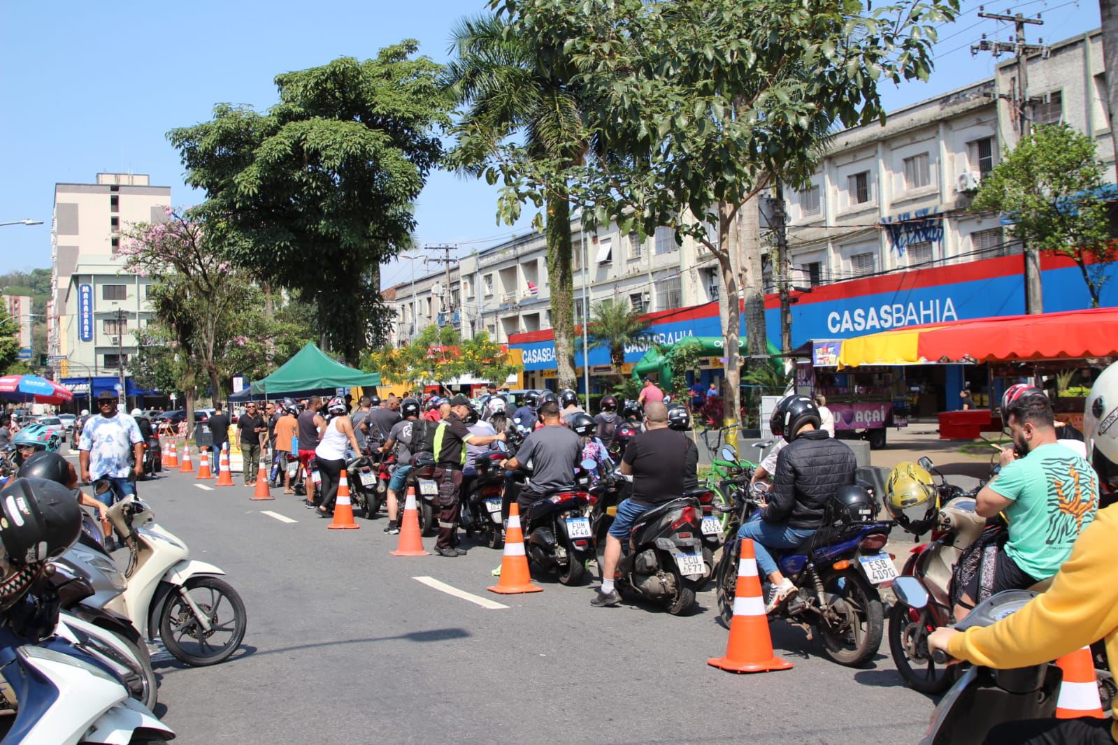 200 antenas corta-pipas são instaladas em motos no 2º Pit Stop do Motoca de São Vicente