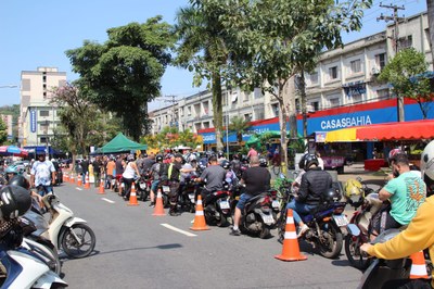 200 antenas corta-pipas são instaladas em motos no 2º Pit Stop do Motoca de São Vicente