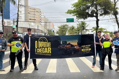 ’Palhacitos do Trânsito’ animam motoristas com atividade lúdica e descontraída