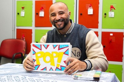 “A arte é vida”: professor transforma desafios da infância em inspiração nas salas de aula