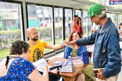 “Esquenta FLISV” movimenta histórias com o Gira Livro no VLT de São Vicente