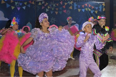 Abertura do Festival de Quadrilhas Juninas retrata amor à primeira vista e resgata sonhos de infância