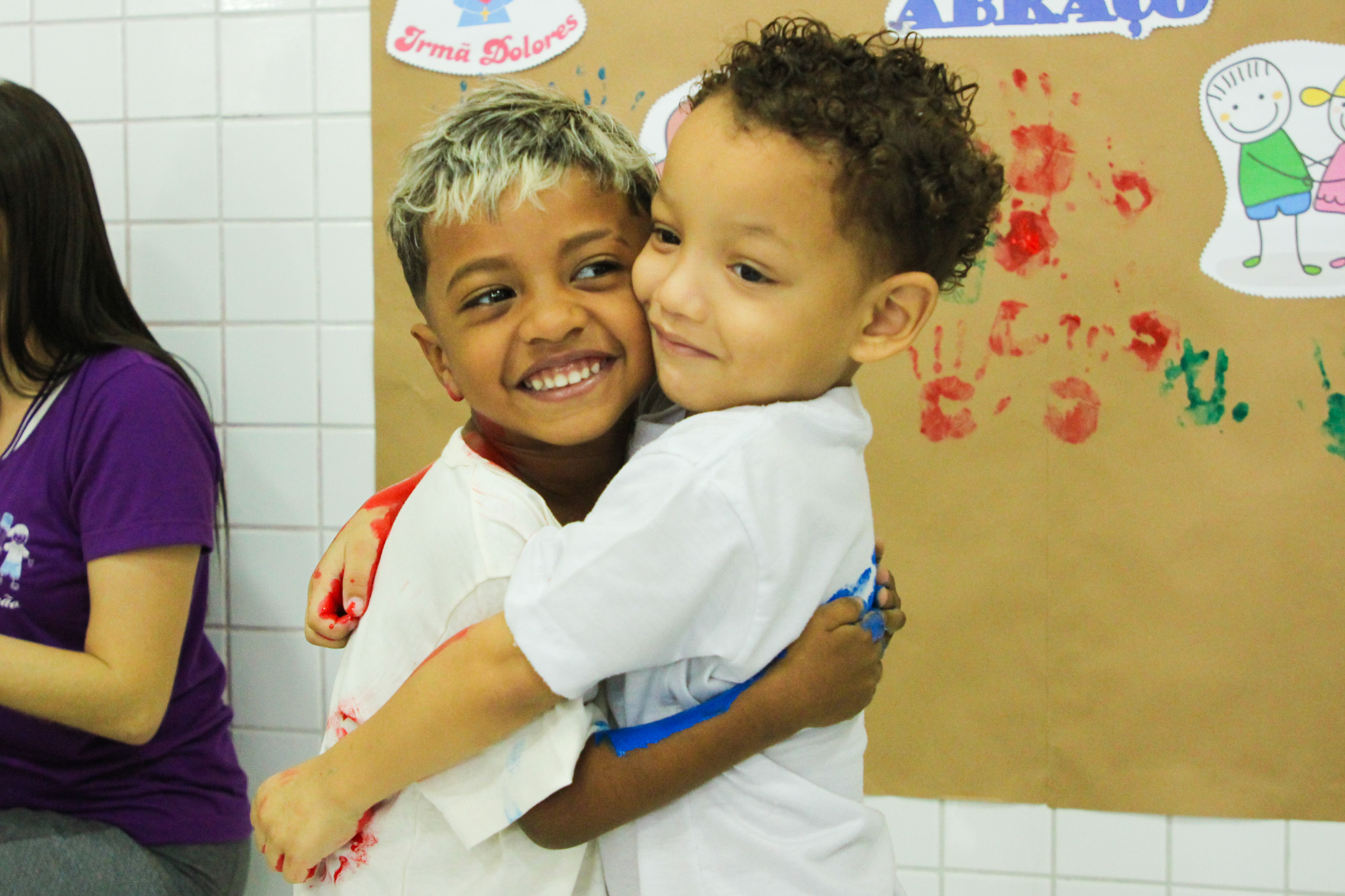 Abraços e carinho marcam celebração ao Dia do Abraço, na Creche Irmã Dolores em São Vicente