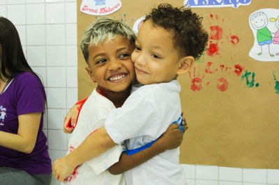 Abraços e carinho marcam celebração ao Dia do Abraço, na Creche Irmã Dolores em São Vicente