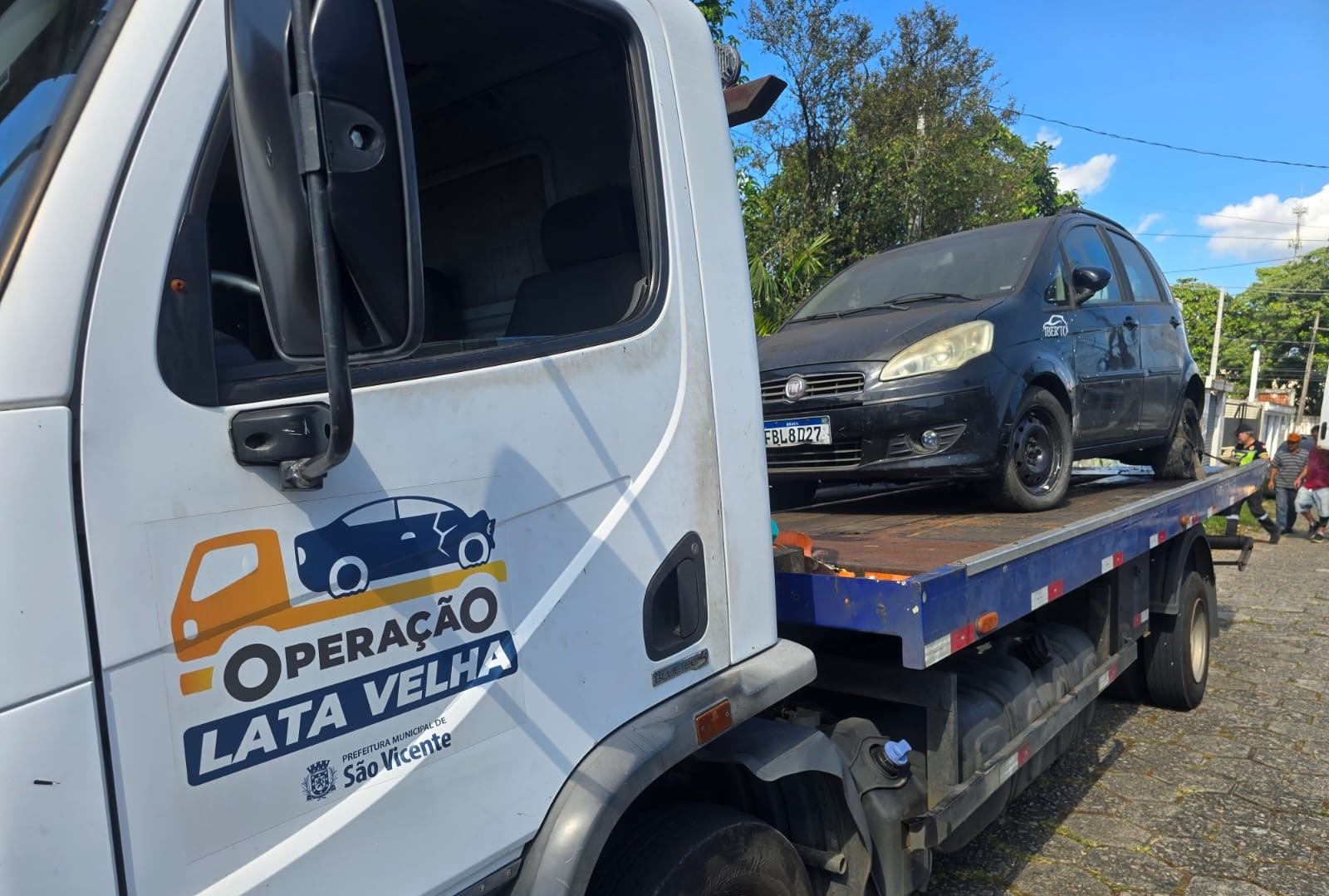 Ação da Operação Lata Velha remove veículos abandonados em São Vicente