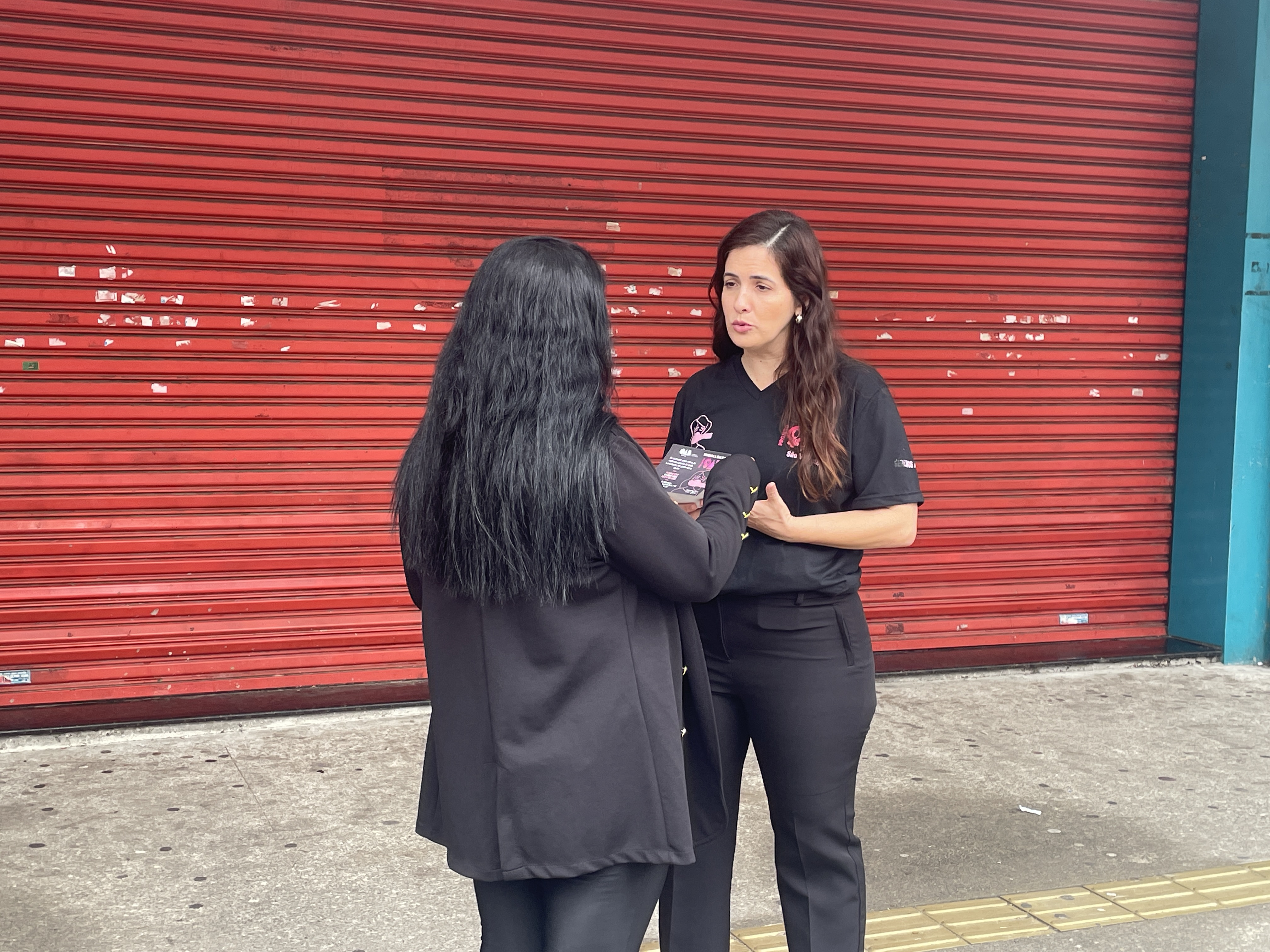 Ação leva acolhimento e orientações em combate à violência contra a mulher em São Vicente
