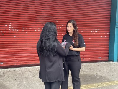 Ação leva acolhimento e orientações em combate à violência contra a mulher em São Vicente