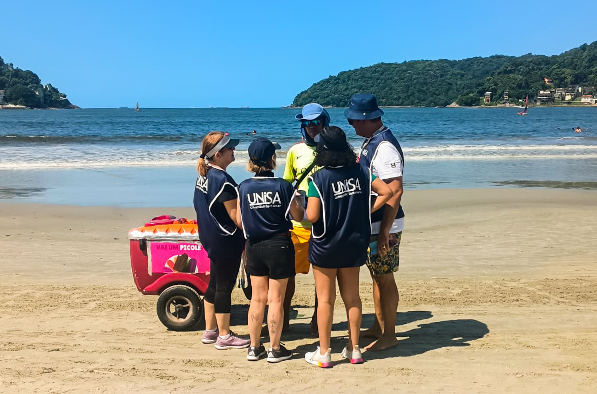 Ação preventiva ao câncer labial orienta quase 100 ambulantes nas praias de São Vicente