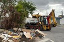 Ação retira 36 toneladas de lixo no Tancredo e reforça avanço das denúncias em São Vicente