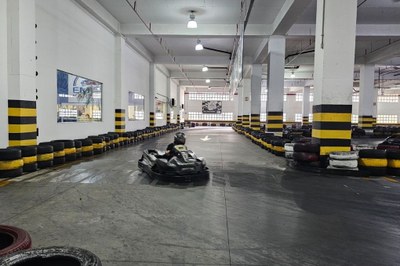 Adolescentes vivem dia de pilotos em corrida de kart promovida pelo Fundo Social