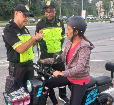 Agentes de trânsito promovem ação educativa com condutores de veículos elétricos