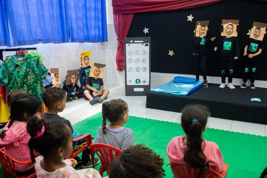 Agosto Verde leva teatro e brincadeiras sensoriais a alunos da rede municipal