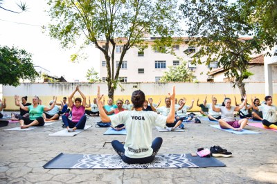 Além do físico: Aulas de Ioga oferecem bem-estar mental para todas as idades em São Vicente