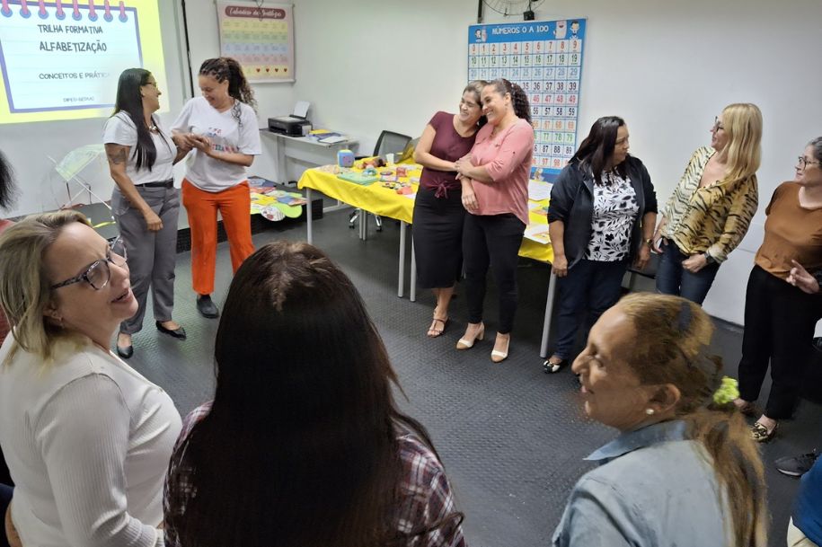 Alfabetização é tema de trilha formativa voltada a professores da rede municipal