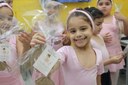 Alunas de escola da Área Continental celebram o Dia da Bailarina