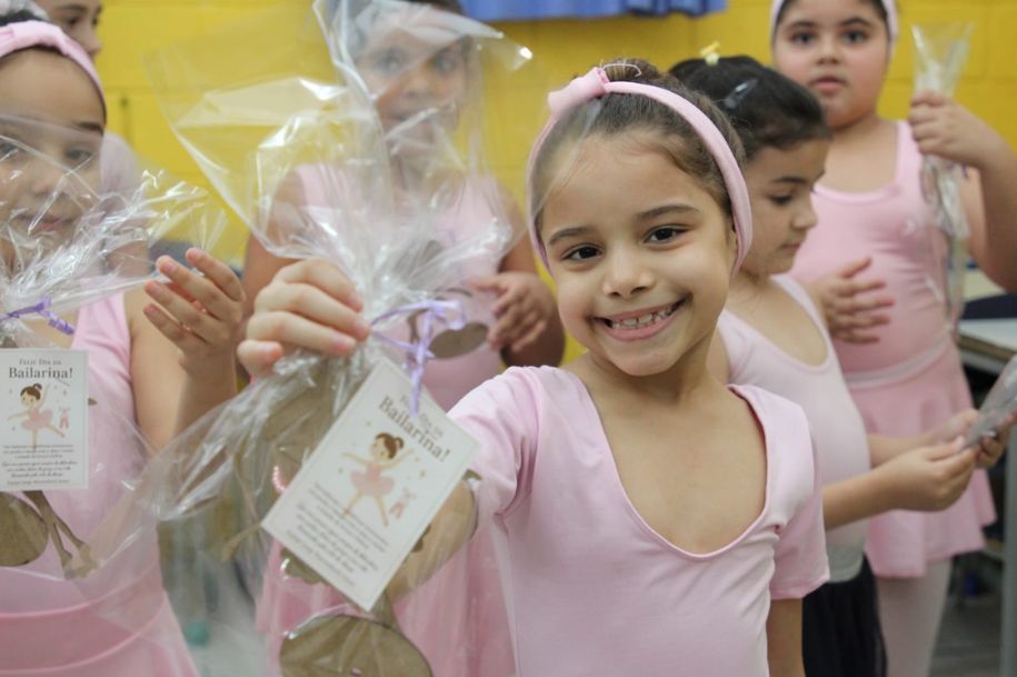 Alunas de escola da Área Continental celebram o Dia da Bailarina
