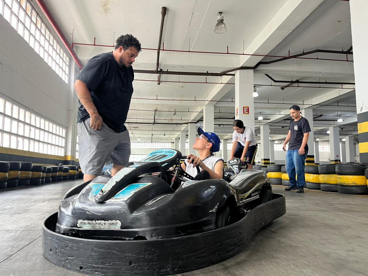 Alunos com 100% de frequência no Saeb vivem dia especial correndo de kart