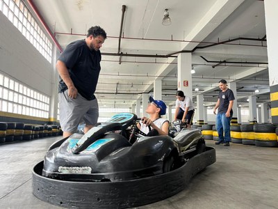 Alunos com 100% de frequência no Saeb vivem dia especial correndo de kart
