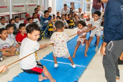 Alunos da AMEI Narizinho comemoram Dia das Crianças com festa do pijama e interclasse