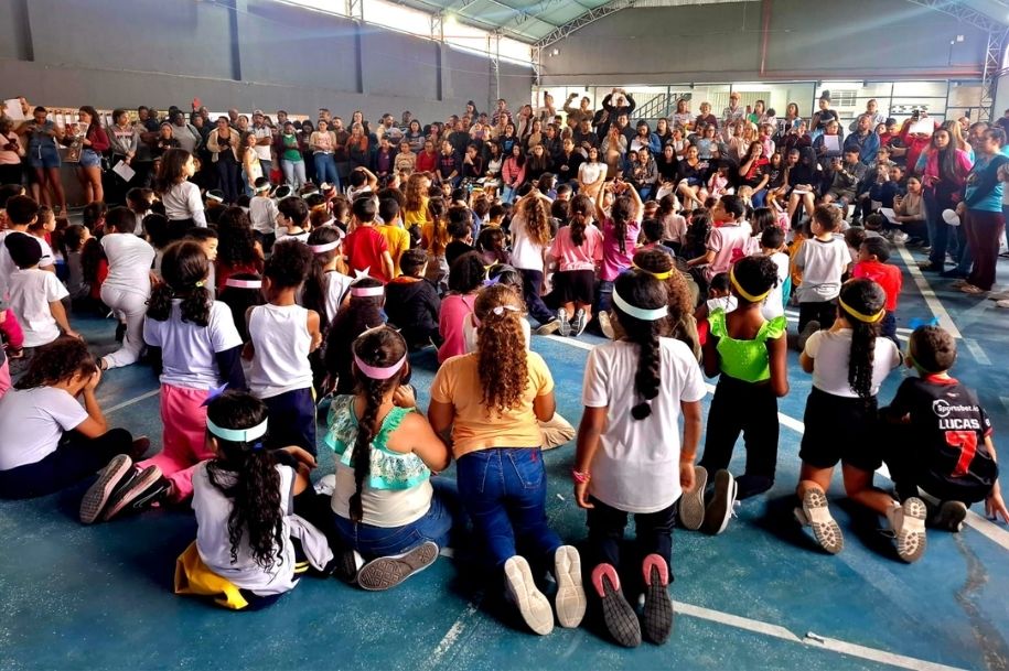 Alunos da AMEI Rei Pelé emocionam famílias em evento especial