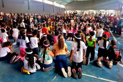 Alunos da AMEI Rei Pelé emocionam famílias em evento especial