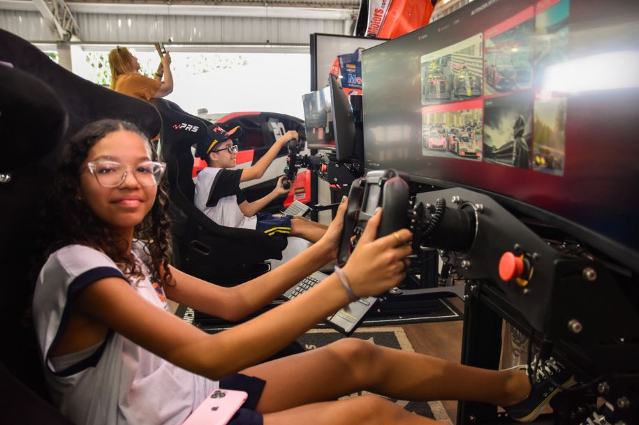 Alunos da AMEI Rei Pelé vivem dia de pilotos na sede da equipe de Rubens Barrichello na Stock Car
