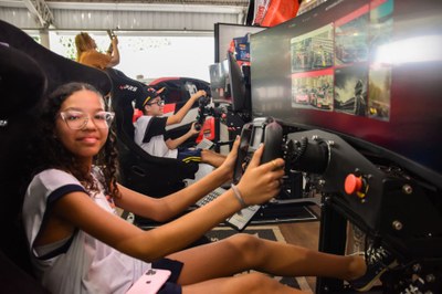 Alunos da AMEI Rei Pelé vivem dia de pilotos na sede da equipe de Rubens Barrichello na Stock Car