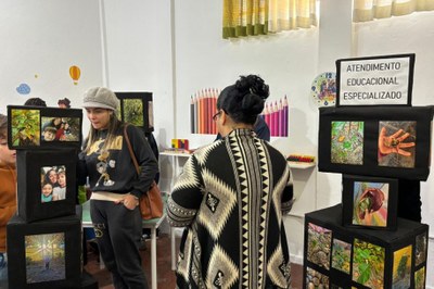 Alunos da Educação Especial realizam exposição fotográfica como parte do projeto Jardim Sensorial