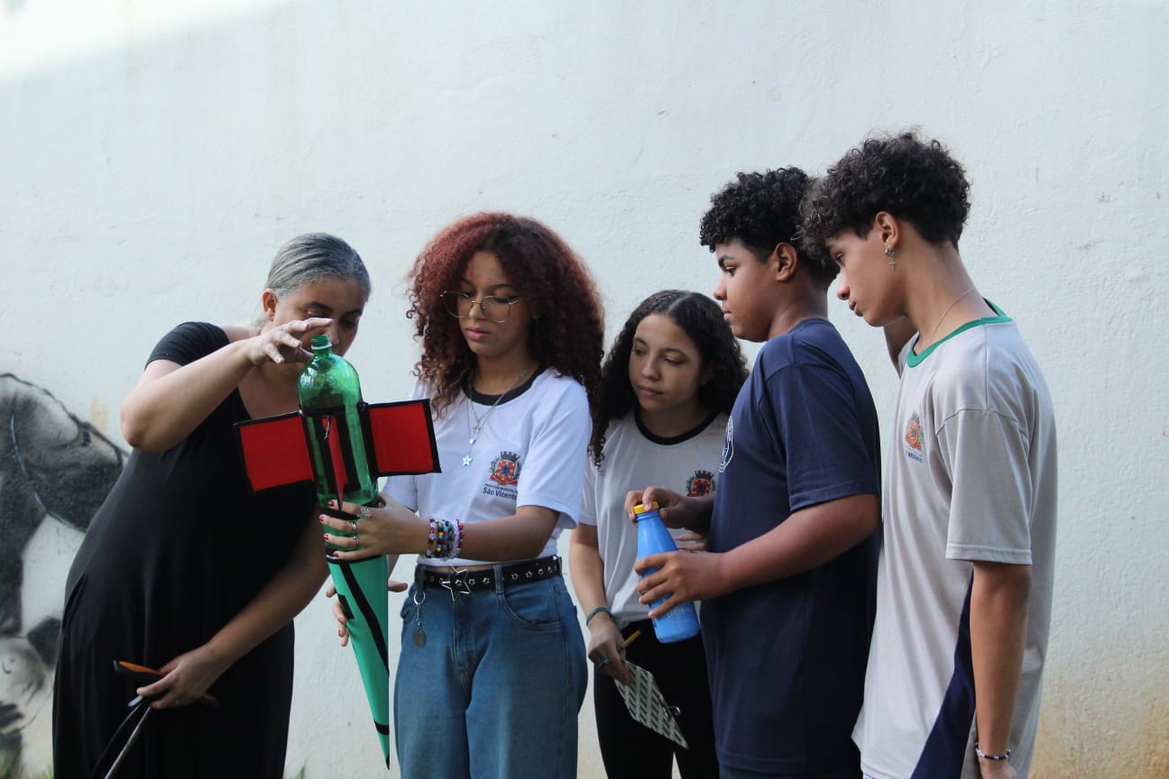 Alunos da rede municipal constroem foguetes de olho na prova da Olimpíada Brasileira de Astronomia (OBA)