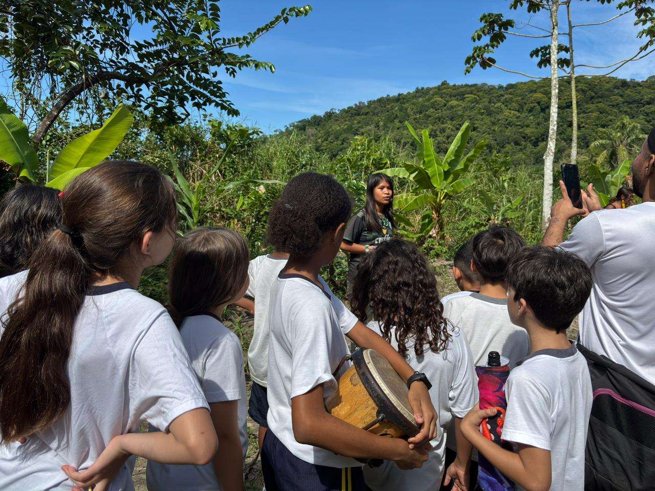 Alunos da rede municipal vivenciam cultura indígena em visitas à aldeia Guarani Mbya Paranapuã