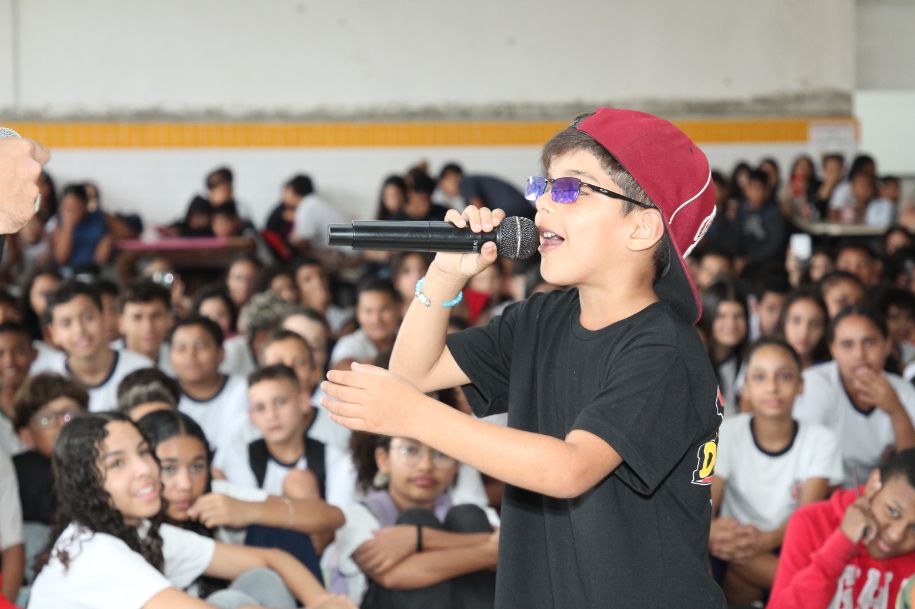 Alunos da UE Antônio Pacífico têm contato com Hip Hop em apresentação de artistas do movimento