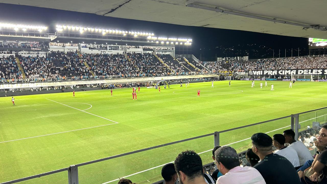 Alunos da UE José Meirelles visitam Vila Belmiro e acompanham jogo do Santos em noite especial