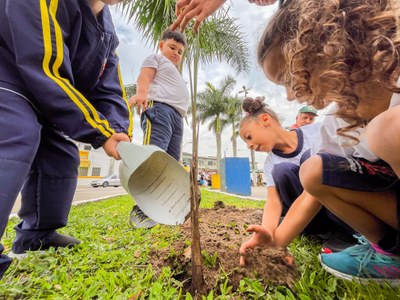 Alunos da UE Padre José de Anchieta deixam sua marca verde em praça do Parque das Bandeiras