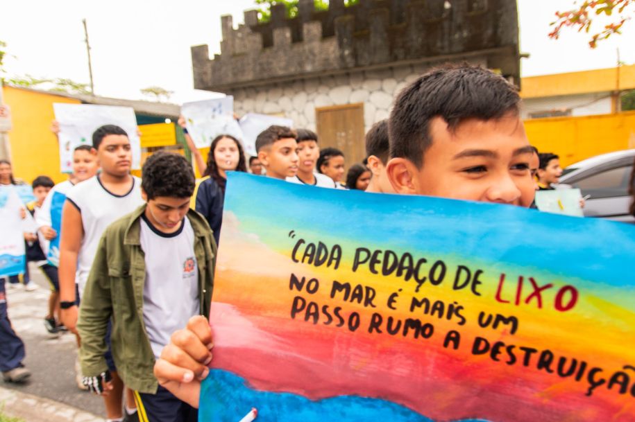 Alunos da UE Vera Lúcia vão às ruas para conscientizar população sobre poluição marinha