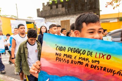 Alunos da UE Vera Lúcia vão às ruas para conscientizar população sobre poluição marinha