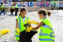 Alunos da Vila Matteo Bei participam de ‘faxina’ na praia no Dia Mundial da Limpeza