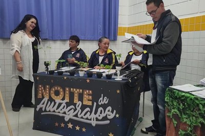 Alunos de EJA autografam livro autoral sobre plantas medicinais