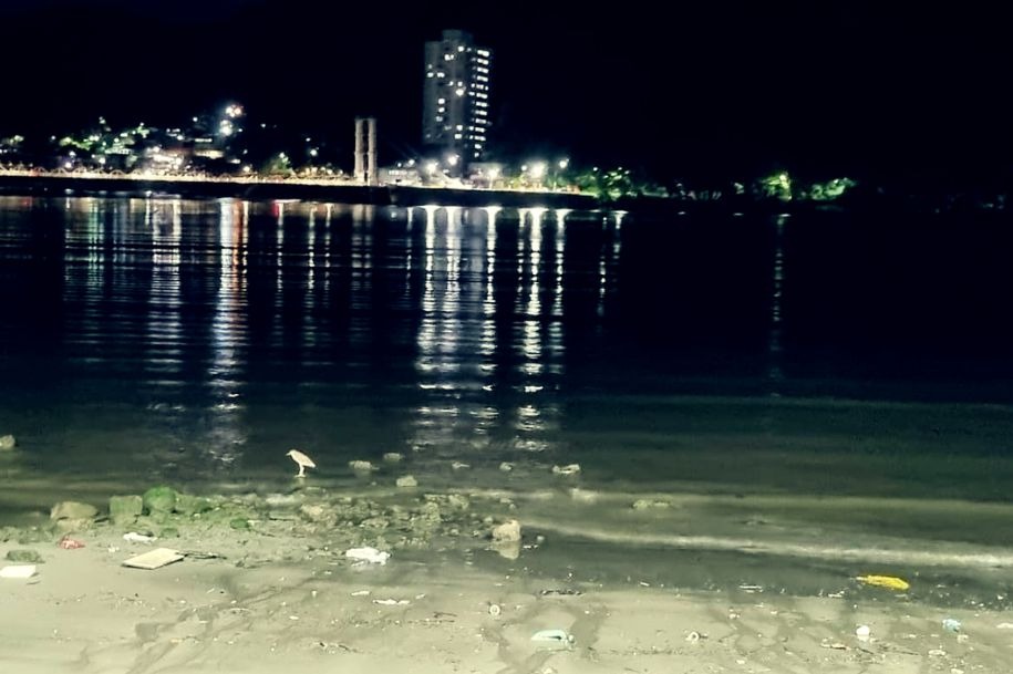Alunos de EJA participam de “olhar noturno” em praia de São Vicente