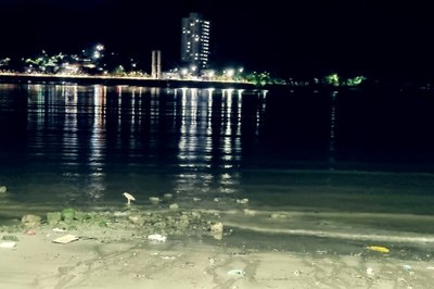 Alunos de EJA participam de “olhar noturno” em praia de São Vicente
