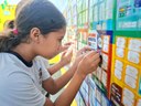 Alunos de escola de São Vicente se unem para completar álbum de figurinhas comunitário