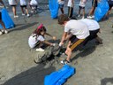 Alunos de escola no Parque Bitaru participam de abraço ecológico e mutirão de limpeza na Praia do Guamyum