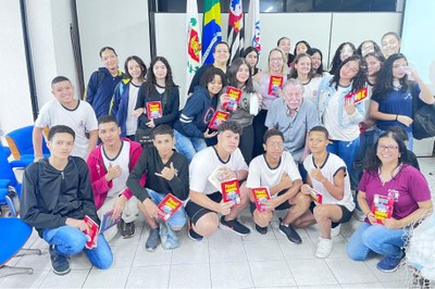 Alunos de São Vicente conhecem Pedro Bandeira, autor de livro que leram durante o semestre