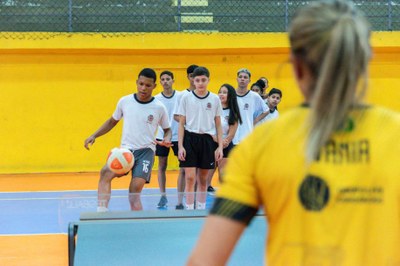 Alunos de São Vicente têm aula com campeãs brasileiras de Teqball, o esporte que está se espalhando pelo mundo