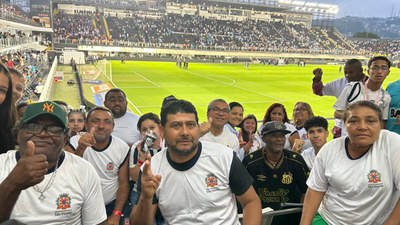 Alunos de EJA de São Vicente vivem sonho e assistem a jogo do Santos na Vila Belmiro
