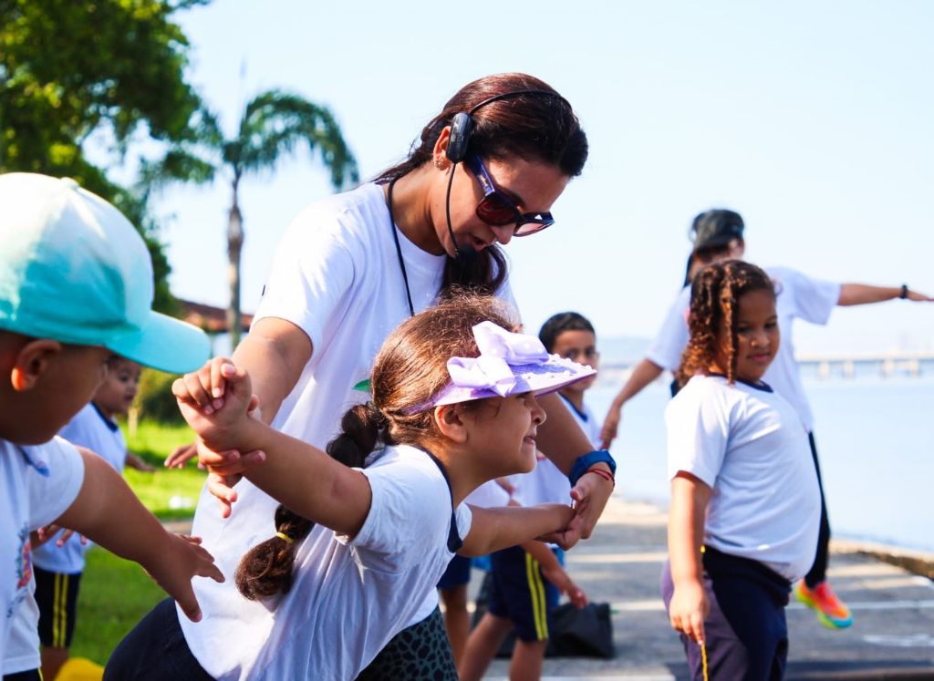 Alunos participam de atividade de educação física e bem-estar em manguezal em São Vicente