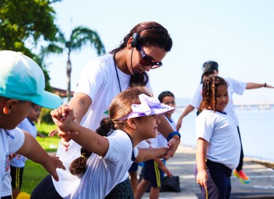 Alunos participam de atividade de educação física e bem-estar em manguezal em São Vicente