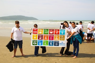 Alunos realizam ação ambiental alusiva ao World Cleanup Day, na Praia do Itararé