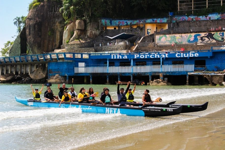 Alunos vencedores de concurso vivenciam dia especial com esportes aquáticos em São Vicente
