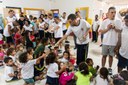 Aprendizes do Projeto Especial 2 levam doçuras de Páscoa para crianças de creche no Samaritá Aprendizes do Projeto Especial 2 levam doçuras de Páscoa para crianças de creche no Samaritá